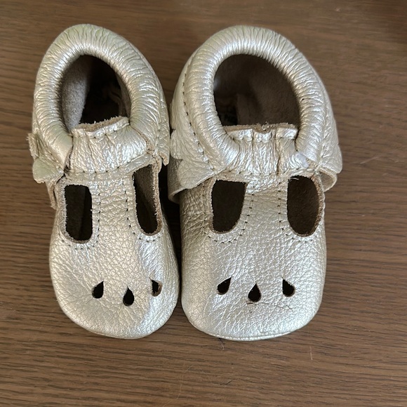 Freshly Picked Platinum Mary Jane Baby Shoe
Soft Sole / 2 - Picture 1 of 5